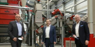 Palurec-Anlage zur Verwertung der Kunststoff-Aluminium-Anteile geht in Betrieb. Palurec-Eröffnung mit (von links) Stephen Naumann (Elopak), Robert Kummer (SIG Combibloc) und Stephan Karl (Tetra Pak). (Bild: Fachverband Kartonverpackungen für flüssige Nahrungsmittel e.V. FKN)