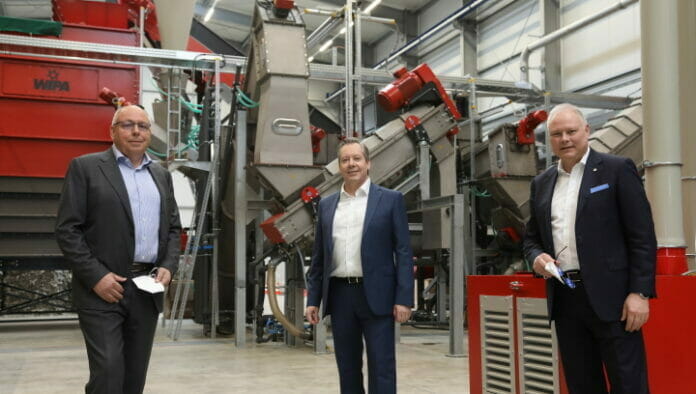IND_Palurec-Eröffnung_ Palurec-Anlage zur Verwertung der Kunststoff-Aluminium-Anteile geht in Betrieb. Palurec-Eröffnung mit (von links) Stephen Naumann (Elopak), Robert Kummer (SIG Combibloc) und Stephan Karl (Tetra Pak). (Bild: Fachverband Kartonverpackungen für flüssige Nahrungsmittel e.V. FKN)