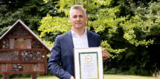 Dr. Markus Wildberger, Bereichsleiter Technologie der Koehler Innovation & Technology GmbH, erhält stellvertretend für die Gruppe das World BioEconomy Circle Zertifikat.