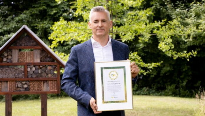 Dr. Markus Wildberger, Bereichsleiter Technologie der Koehler Innovation & Technology GmbH, erhält stellvertretend für die Gruppe das World BioEconomy Circle Zertifikat.