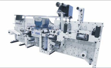Gezeigt wird die d-Flex mit den modernsten HiQ 1800 dpi Inkjet- Druckköpfen von Konica Minolta (CMYK + Weiß). Die d-Flex ist ein all-in-one Druck- und Konvertiersystem