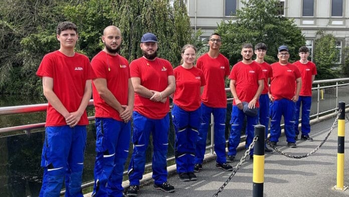 Mitsubishi HiTec Paper, Ausbildung,