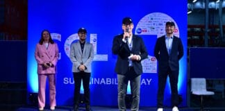 »Sustainability Day Southeast Asia« mit Asahi als Hauptpartner CCL Die Veranstaltung »Sustainability Day Southeast Asia« am 21. Januar 2025 am Hauptsitz von CCL ASEAN in Bangkok/TH brachte Branchenführer, Innovatoren und Markeninhaber aus der ASEAN-Region zusammen, um Ideen und Strategien zur Förderung der Nachhaltigkeit in den Bereichen Verpackung und Druck auszutauschen. Reinhard Streit, Vice President und Managing Director für Food & Beverage bei CCL, eröffnete die Veranstaltung mit einer Begrüßungsrede. Auf der Tagesordnung stand eine Podiumsdiskussion über Thailands Weg im Kunststoffmanagement, gefolgt von interaktiven Sitzungen und Vorführungen modernster nachhaltiger Innovationen. Ronnapop Viraratt, General Manager bei CCL Label Thailand, kommentierte: »Der Hauptzweck dieser Veranstaltung war es, unserem Publikum die vielen Aspekte der Nachhaltigkeit im Verpackungsbereich zu zeigen, vom Etikettenrohstoff bis zum Etikettenapplikator und vom Druckplattenhersteller bis zum Kunststoffflaschenrecycler. Unsere Partner Asahi Kasei und Asahi Photoproducts treibne die Grenzen der Nachhaltigkeit bei der Herstellung von Druckplatten immer wieder auf die Spitze. Wir hoffen, dass das Publikum die Veranstaltung lehrreich und interessant fand, da wir alle einen Beitrag zu unserer Welt leisten.« Ein wichtiges Highlight des Veranstaltungsbeitrags von Asahi Photoproducts war die Präsentation der Ergebnisse einer kürzlich durchgeführten Studie, in der Flexo- und Tiefdruck in Bezug auf die Umweltauswirkungen verglichen wurden. Die Studie zeigte, dass der Flexodruck mit wasserauswaschbaren Platten und wasserbasierten Druckfarben bis zu 35 Mal weniger Kohlenstoffemissionen verursacht als der Tiefdruck mit lösemittelbasierten Druckfarben. Diese signifikante Reduzierung unterstreicht die Umweltvorteile der Flexotechnologie und ihr Potenzial, nachhaltigere Verpackungslösungen zu fördern. Im Verpackungsmarkt in den USA und Europa ist Flexodruck mit einem Marktanteil von 70% in den USA und etwa 50% in Europa weit verbreitet. Trotz dieser Fortschritte ist Tiefdruck in Asien, insbesondere in China, mit einem Marktanteil von mehr als 90% immer noch vorherrschend. Diese Ergebnisse unterstützen Asahis langjähriges Engagement für Nachhaltigkeit durch seine wasserauswaschbaren AWP-Platten mit CleanPrint-Technologie, die den Einsatz von Lösemitteln bei der Plattenherstellung überflüssig machen. Dieser Ansatz entspricht der »Roadmap to Solvent ZERO« von Asahi Kasei, die darauf abzielt, den Einsatz von Lösemitteln bei der Herstellung von Flexodruckplatten zu reduzieren. Da globale Vorschriften und Markeninhaber der Nachhaltigkeit zunehmend Priorität einräumen, bieten die AWP-Platten von Asahi eine bewährte, ökologisch ausgewogene Alternative, die den Übergang der Branche zu einer geringeren Umweltbelastung unterstützt. »Angesichts der steigenden Nachfrage nach umweltfreundlichen Drucklösungen bietet unsere wasserauswaschbare CleanPrint-Technologie einen klaren Weg zu einer deutlich geringeren CO2-Bilanz, ohne Kompromisse bei der Qualität oder Produktivität einzugehen«, sagte Tomohiro Ikawa, Marketing Director von Asahi Kasei. »Unsere Teilnahme am ›Sustainability Day‹ spiegelt unsere Mission wider, nachhaltige Innovationen zu liefern, die den Bedürfnissen unserer Kunden und den gesetzlichen Anforderungen entsprechen.« Die Veranstaltung bot auch wichtige Beiträge von anderen Partnern, darunter Avery Dennison Thailand, Krones Thailand, Envicco und Kurz, die ergänzende Einblicke in nachhaltige Verpackungs- und Recyclinglösungen boten. Den Abschluss des Tages bildete eine Führung durch die hochmodernen Anlagen von CCL, bei der die Teilnehmer Innovationen in der nachhaltigen Produktion aus erster Hand erleben konnten. Die Veranstaltung endete mit einer überzeugenden Abschlussrede von CEO Geoffrey Martin. (Bildquelle: CCL) www.ccllabel.com www.cclind.com www.asahi-photoproducts.com